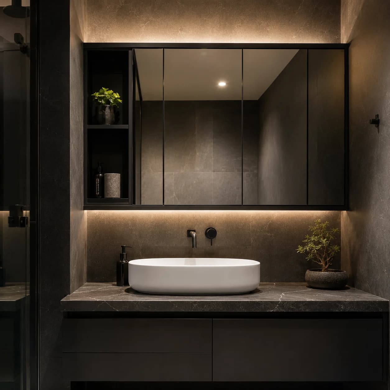 Siyah alüminyum çerçeveli aynalı dolabı ve taş tezgahı olan modern banyo